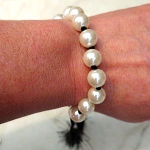 Beautiful pearl pull string fit bracelet.